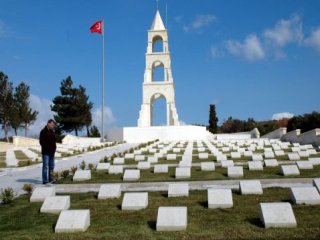 Şehitlik Gezisinde İçkili, Çalgılı Yemek
