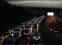 İstanbul'daki trafik yoğunluğu gece de sürdü
