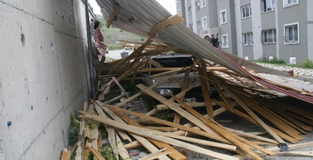 Şiddetli Esen Rüzgar Çatı Uçurdu