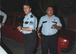 Alkollü sürücü polis aracına saldırdı
