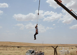 Kamyonet Mayınlı Araziye Daldı!