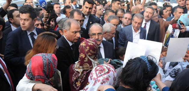 Bakanlar Acılı Anneleri Ziyaret Etti