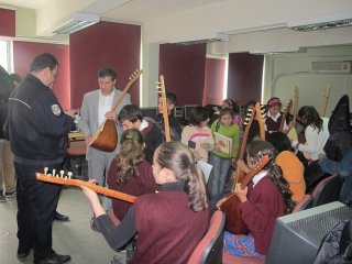 Arpaçay’da Öğrencilere Saz Hediye Edildi