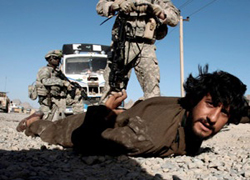 Afganistan'da polis ünformalılar NATO askerini vurdu