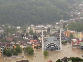 Deniz Feneri, Bosna Hersek'e 100 Ton Yardım Gönderdi