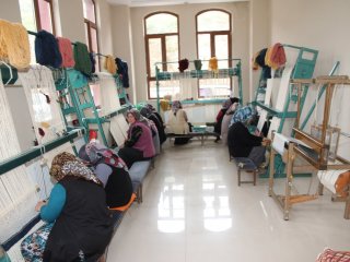 Kilim Motifleri Hami-yet Anneleri Eliyle Hayat Buluyor