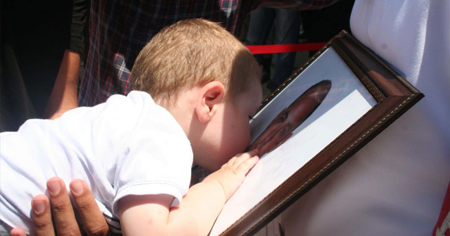 Şehit Babasına Son Öpücük!