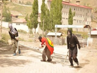 PKK Yandaşları Askeri Kışlaya Saldırdı!