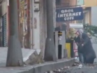 Yaşlı Teyze Protestoculara Kafa Tuttu!