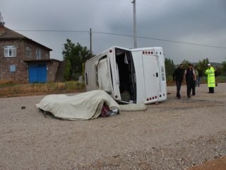Beyşehir’de Askeri Midibüs Devrildi:3 Yaralı