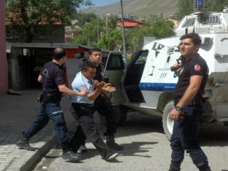 Camiye Giren Polisler Bir Kişiyi Gözaltına Aldı