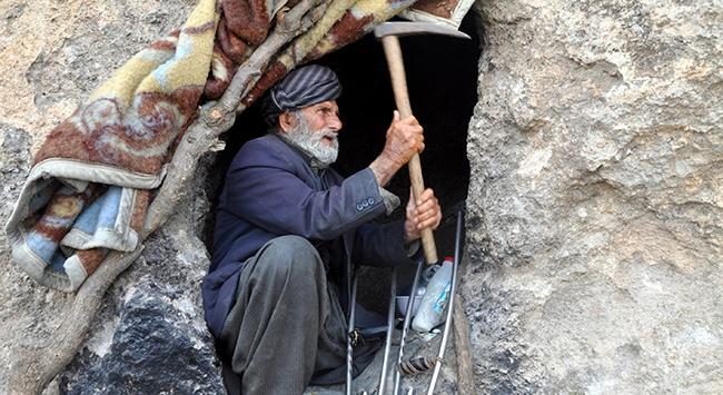 30 Yıldır Mağarada Yaşıyor