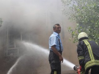 Çiftçiler DEDAŞ Binasını Yaktı