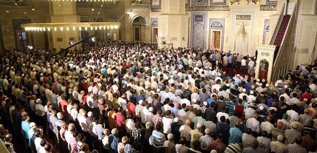 Berat Kandili'nde Camiler Doldu Taştı