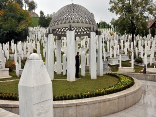 Aliya İzzetbegoviç'in Mezarına Saldırı
