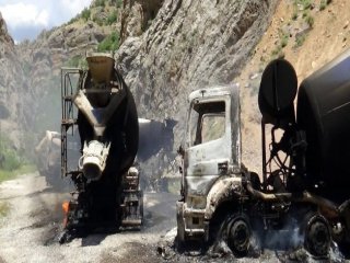 PKK 5 Araç Yaktı, 2 Sürücüyü Kaçırıdı