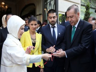 Erdoğan Paris'te Genç Çiftin Nişan Yüzüklerini Taktı