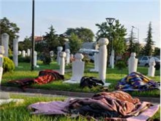 Geceyi Mezarlıkta Geçirdiler