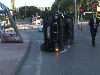 Çocuklar Gelin Arabasını Taşla Devirdi!