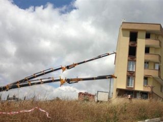 Yan Yatan Binada Hâlâ Oturuyorlar