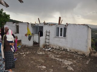 Fırtına Çatıları Uçurdu