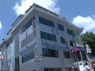 Türk Bayrağını İndireni Polis Vurdu!