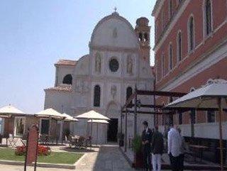 Müslümanlara İbadet Yerini Çok Gördüler