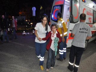 Otomobil Orta Refüje Çıktı: 2 Yaralı