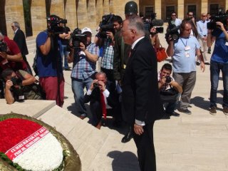 İhsanoğlu İnönü'nün Mezarında