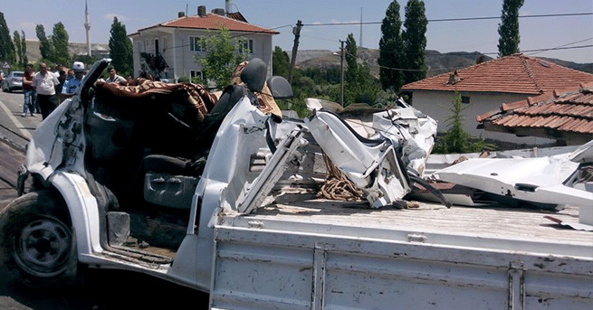 Kamyonet Evin Duvarına Çarptı 2 Kardeş Öldü