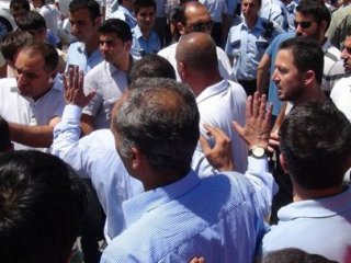 Diyarbakır'da Belediye Önünde Kavga