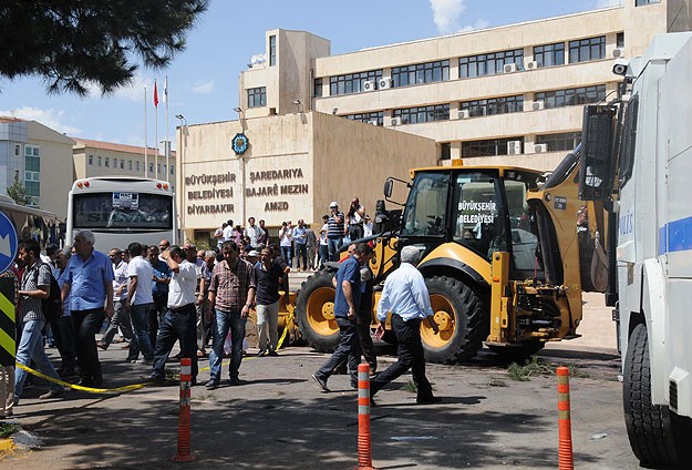 Diyarbakır'da Belediye Önünde Gerginlik