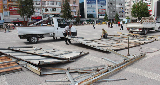Miting Meydanındaki Reklam Tabelaları İndirildi