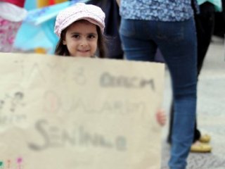 Minik Kızdan Erdoğan'a Anlamlı Pankart