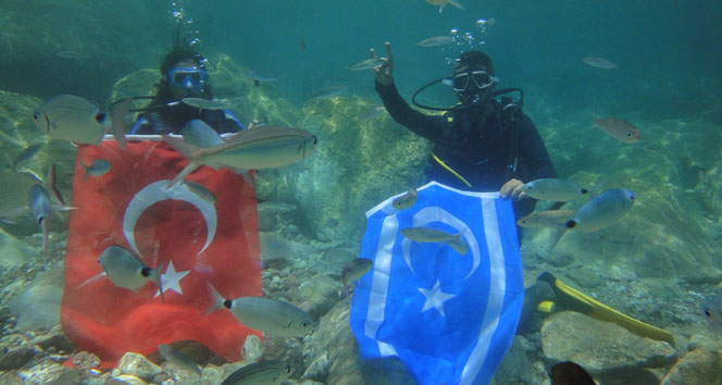 Destek İçin Suyun Altında Bayrak Açtılar