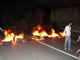 Lastik Yakıp Karayolunu Trafiğe Kapattılar