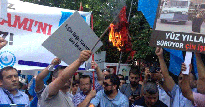 Çin Bayrağını Yaktılar