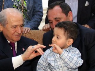 Küçük Çocuğa Bozkurt Yapmayı Öğretti