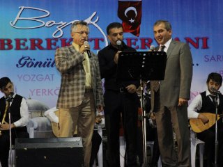 Vali ve Belediye Başkanı İlahi Okudu