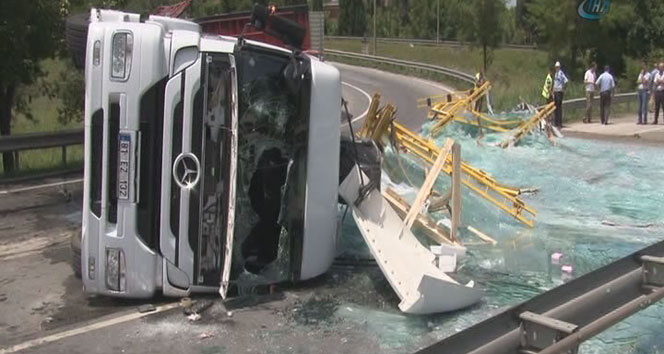 Cam Yüklü TIR Devrildi, Trafik Felç Oldu