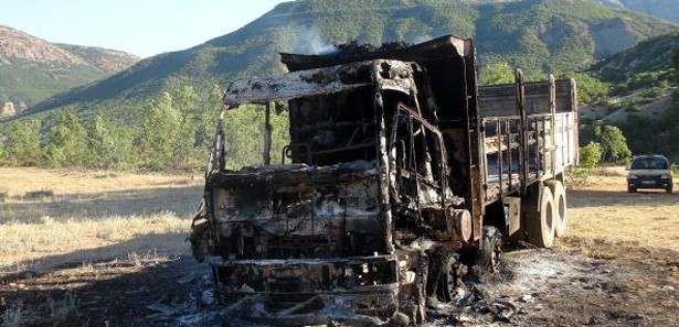 Tunceli'de Kamyoneti Yaktılar