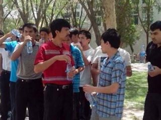 Oruçlu Türkistanlılara Zorla Su İçiriyorlar!