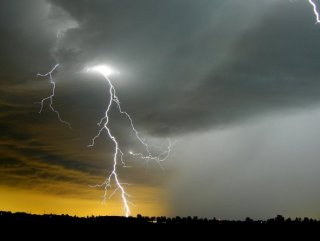 Polis Merkezine Yıldırım Düştü: 7 Yaralı