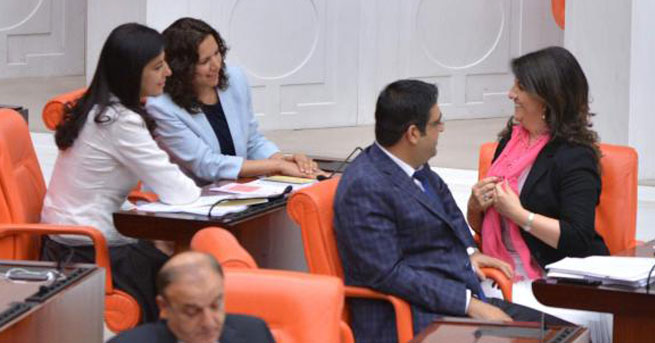 Genel Kurul'da 'Fular'lı Anlar