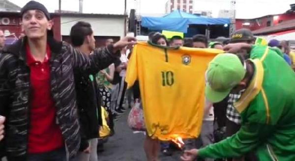 Brezilya Taraftarı Neymar'ın Formasını Yaktı
