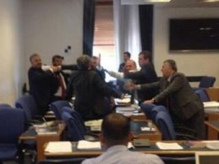Meclis'te Yumruklu Kavga!