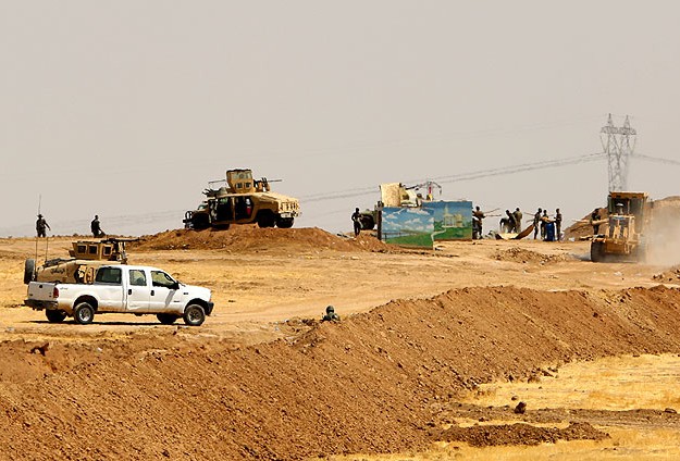 Kürtler Hendek Kazıyor