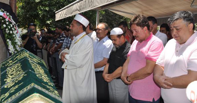 Ünlü Sanatçı Oğlunu Toprağa Verdi
