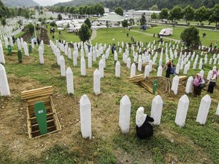 Srebrenitsa kanamaya devam ediyor