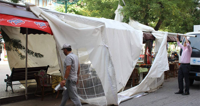 Rüzgar Kızılay Çadırlarını Uçurdu